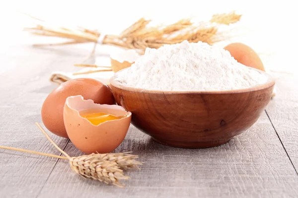 Flour and egg — Stock Photo, Image