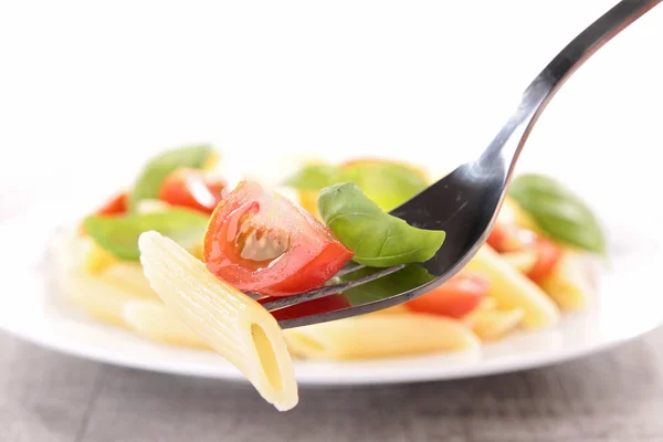 Pasta met tomaat en basilicum — Stockfoto
