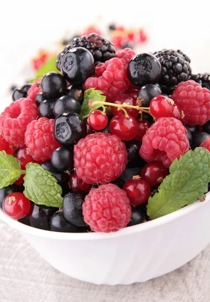 Schüssel mit Beeren Früchte — Stockfoto