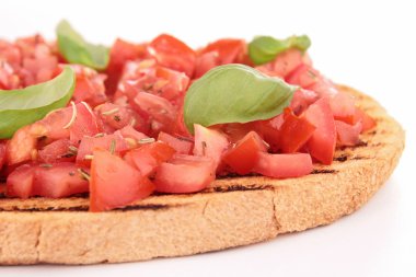 Domates ve fesleğenli bruschetta.