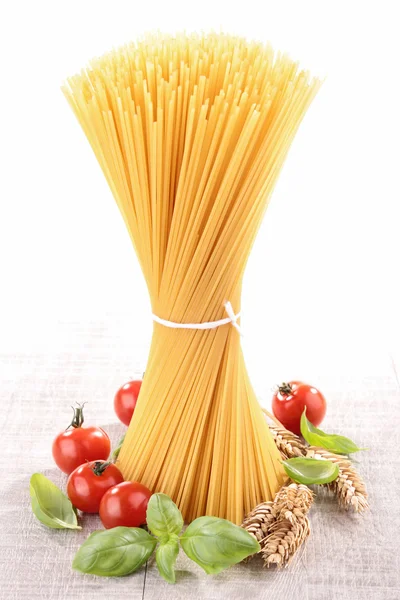 Spaghetti surowy i składniki — Zdjęcie stockowe