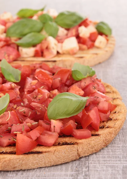 Bruschetta s rajčaty, mozzarellou a bazalkou — Stock fotografie