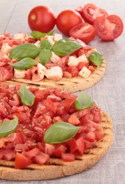 domates, mozzarella ve fesleğen bruschetta