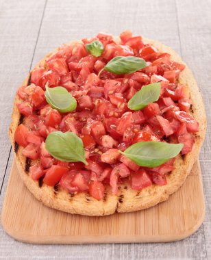 Bruschetta, domates ve fesleğen ile ekmek