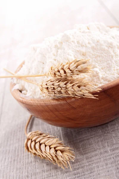 Bowl of flour and wheat — Stock Photo, Image