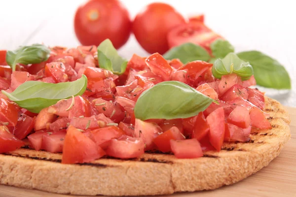 Bruschetta, pão com tomate e manjericão — Fotografia de Stock