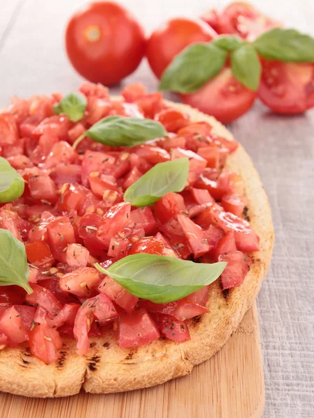Bruschetta, pan con tomate y albahaca —  Fotos de Stock