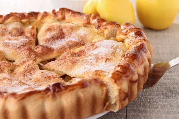 Для гурманів яблучний пиріг — стокове фото