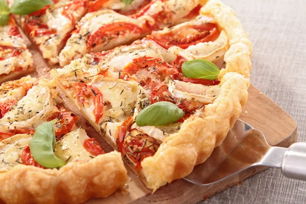 Tomat, ost och basilika tart/pizza — Stockfoto