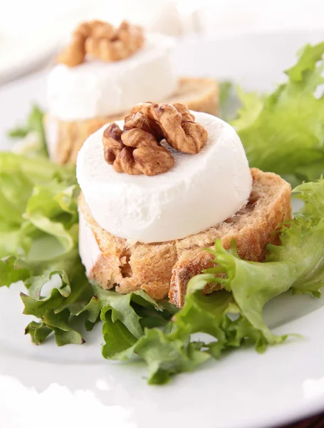 Stock image Salad with grilled bread and goat cheese