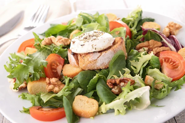 Stock image Mixed salad with bread and cheese