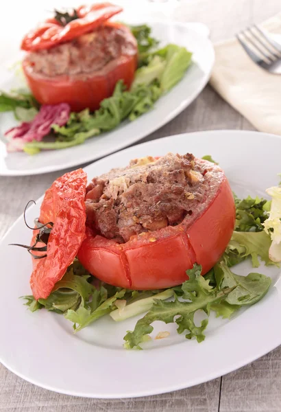 Pomidor Faszerowany z wołowiny — Zdjęcie stockowe