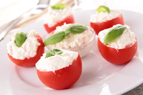 Fyllda tomater med ost och basilika — Stockfoto