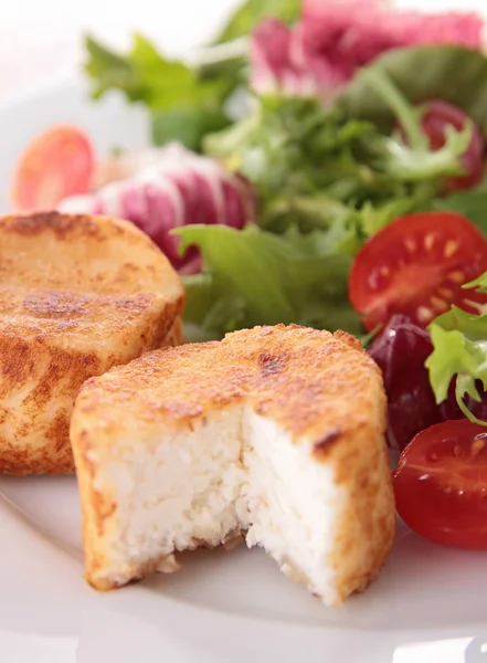 Kızarmış keçi peynir ve salata — Stok fotoğraf