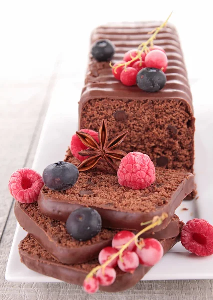 Sobremesa, bolo de chocolate com bagas — Fotografia de Stock
