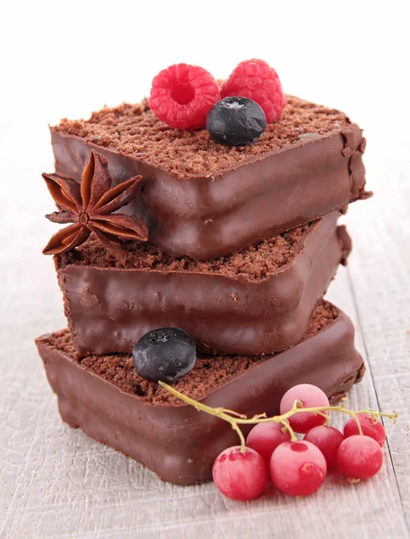 Dolce, torta al cioccolato con bacche — Foto Stock