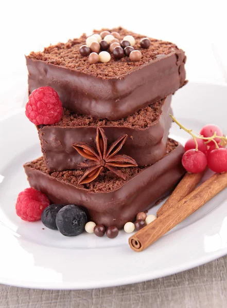Десерт, шоколадный торт с ягодами — стоковое фото