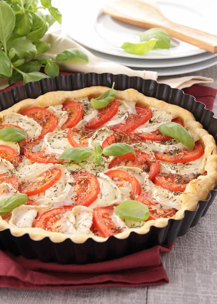 Pizza pomidor, serem i bazylią — Zdjęcie stockowe