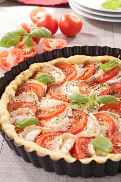 Torta de tomate, queijo e manjericão / pizza — Fotografia de Stock