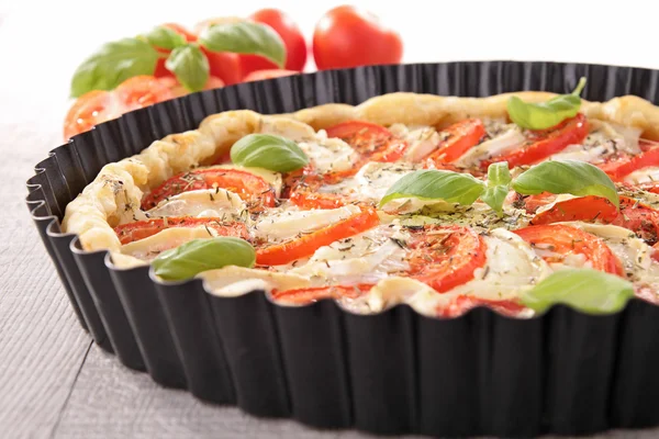 Tomat, ost och basilika pizza — Stockfoto