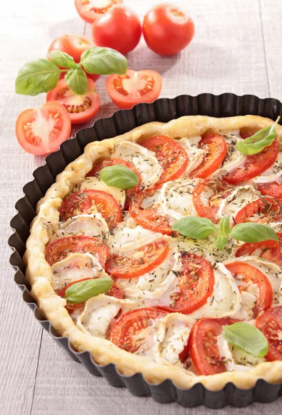 Tarta de tomate, queso y albahaca / pizza —  Fotos de Stock