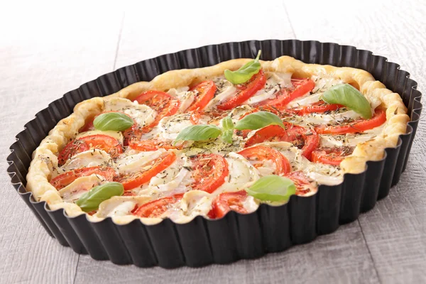 Tomato, cheese and basil tart/ pizza — Stock Photo, Image
