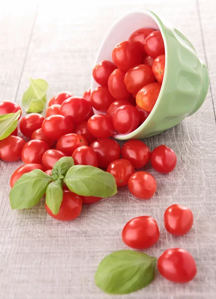 Cherry tomaat en basilicum — Stockfoto