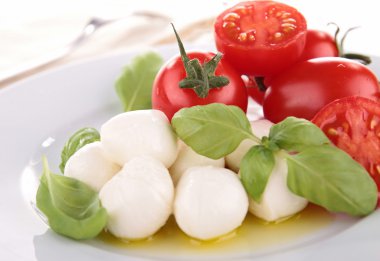 Mozzarella peyniri, domates, fesleğen, zeytinyağı