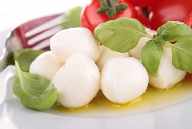 Mozzarella peyniri, domates, fesleğen, zeytinyağı