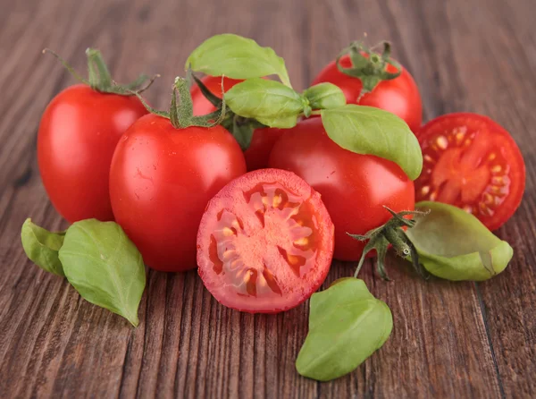 Tomat segar dan kemangi — Stok Foto