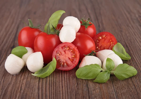 Tomato, mozzarella and basil — Stock Photo, Image