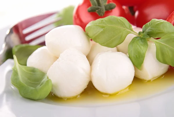 Mozzarella, pomodoro, basilico e olio d'oliva — Foto Stock