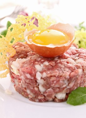 biftek tartar ve yumurta