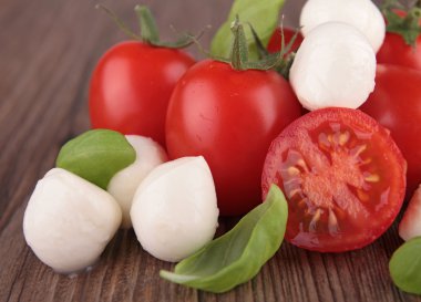 domates, mozzarella, fesleğen ve sarımsak