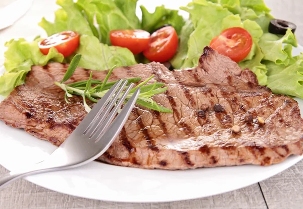 Steak grillé et salade — Photo