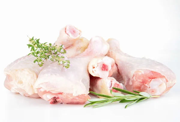 Na białym tle surowego kurczaka podudzia — Zdjęcie stockowe