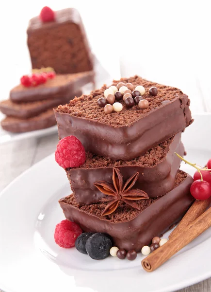 巧克力蛋糕和浆果 — 图库照片