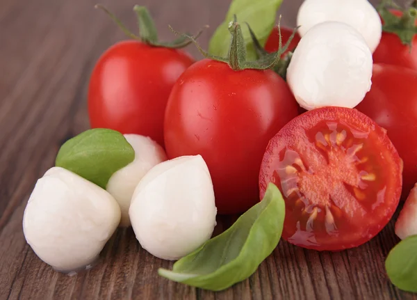Pomodoro, mozzarella, basilico e aglio — Foto Stock