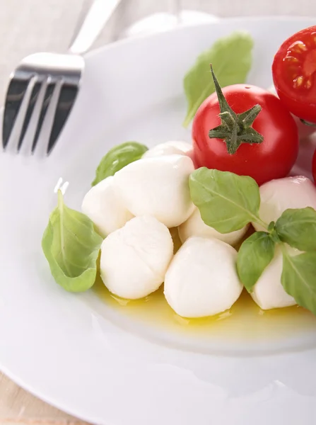 Tomato and mozzarella with olive oil — Stock Photo, Image