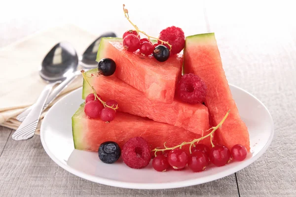 Wassermelone und Beeren — Stockfoto