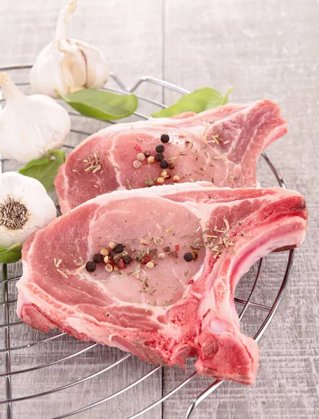 Carne crua e ingrediente — Fotografia de Stock