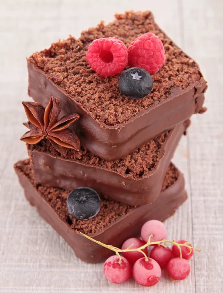 Csokoládé torta bogyókkal — Stock Fotó