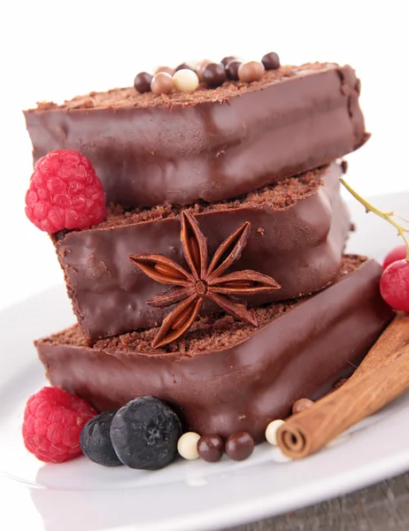 Шоколадный торт с ягодами — стоковое фото