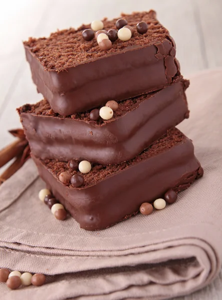 Torta al cioccolato con caramelle — Foto Stock