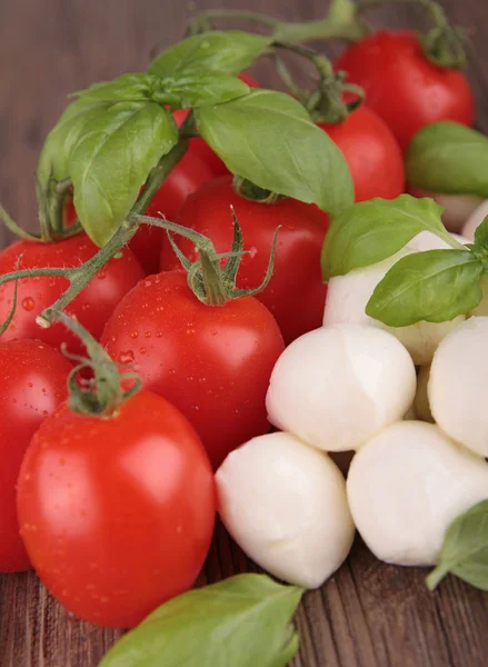 Tomate, mozzarella y albahaca — Foto de Stock