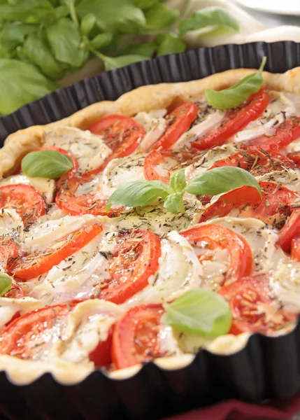 Tomaten, kaas en basilicum pizza — Stockfoto