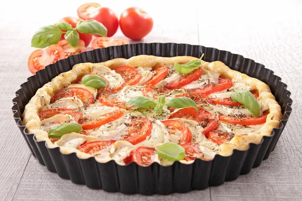Paradicsomos, sajtos- bazsalikomos pizza — Stock Fotó