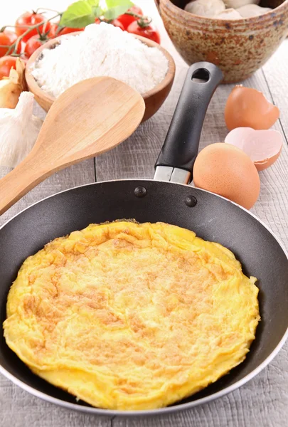 Frying pan with omelette — Stock Photo, Image