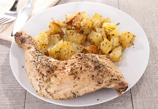 Grillowany udko kurczaka i ziemniaka — Zdjęcie stockowe