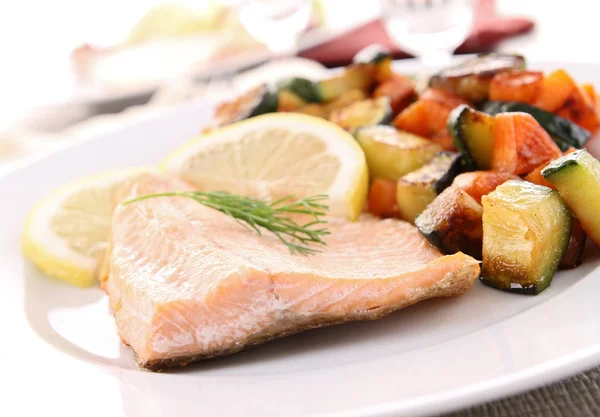 Salmon dan sayuran yang dimasak — Stok Foto